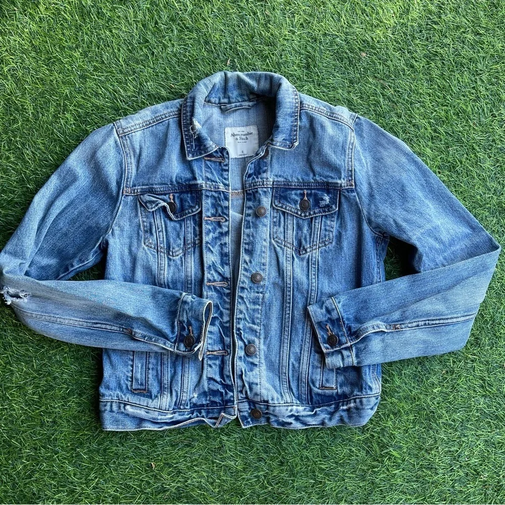 Abercrombie & Fitch Distressed Denim Jacket size small Preowned casual Y2K - Picture 1 of 7